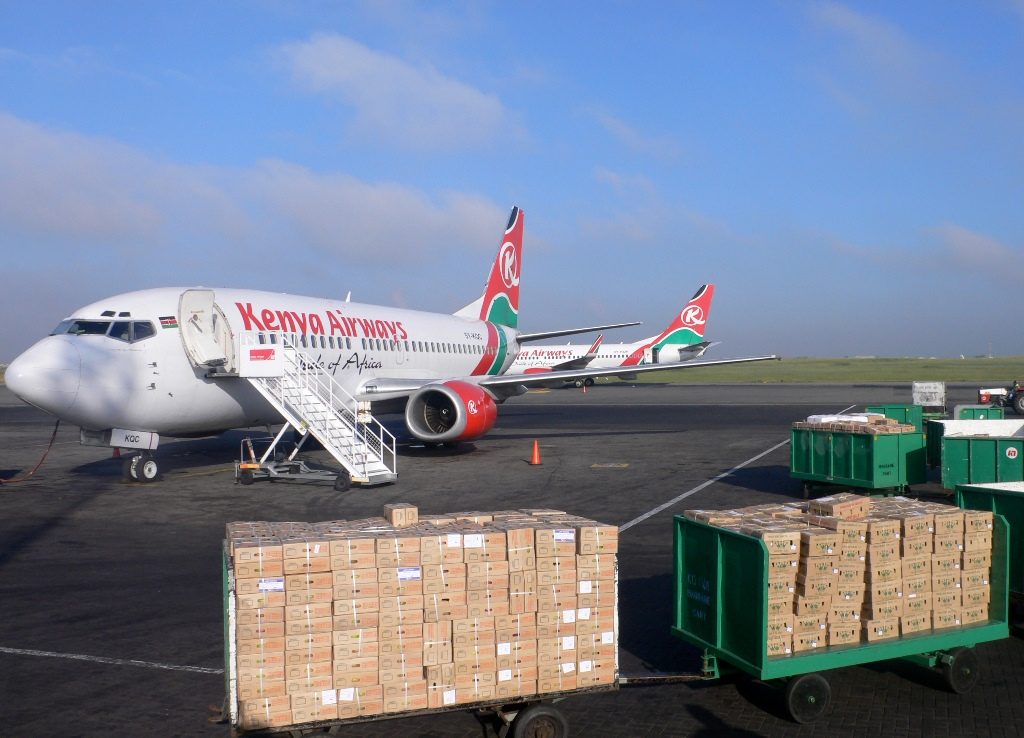 Hàng hóa được vận chuyển vào sân bay trước khi được đưa vào khoang chứa của máy bay