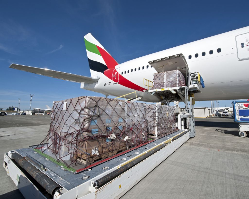 Hình ảnh đưa hàng hóa vào khoang chứa hàng của máy bay