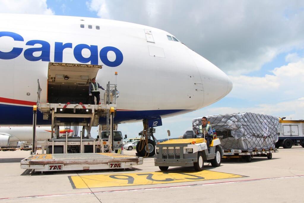 Hàng hóa được đưa lên trang thiết bị chuyên chở để đưa lên máy bay